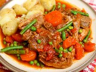 Рецепта Задушено агнешко месо с грах, зелен фасул (боб), лук арпаджик, моркови и картофи